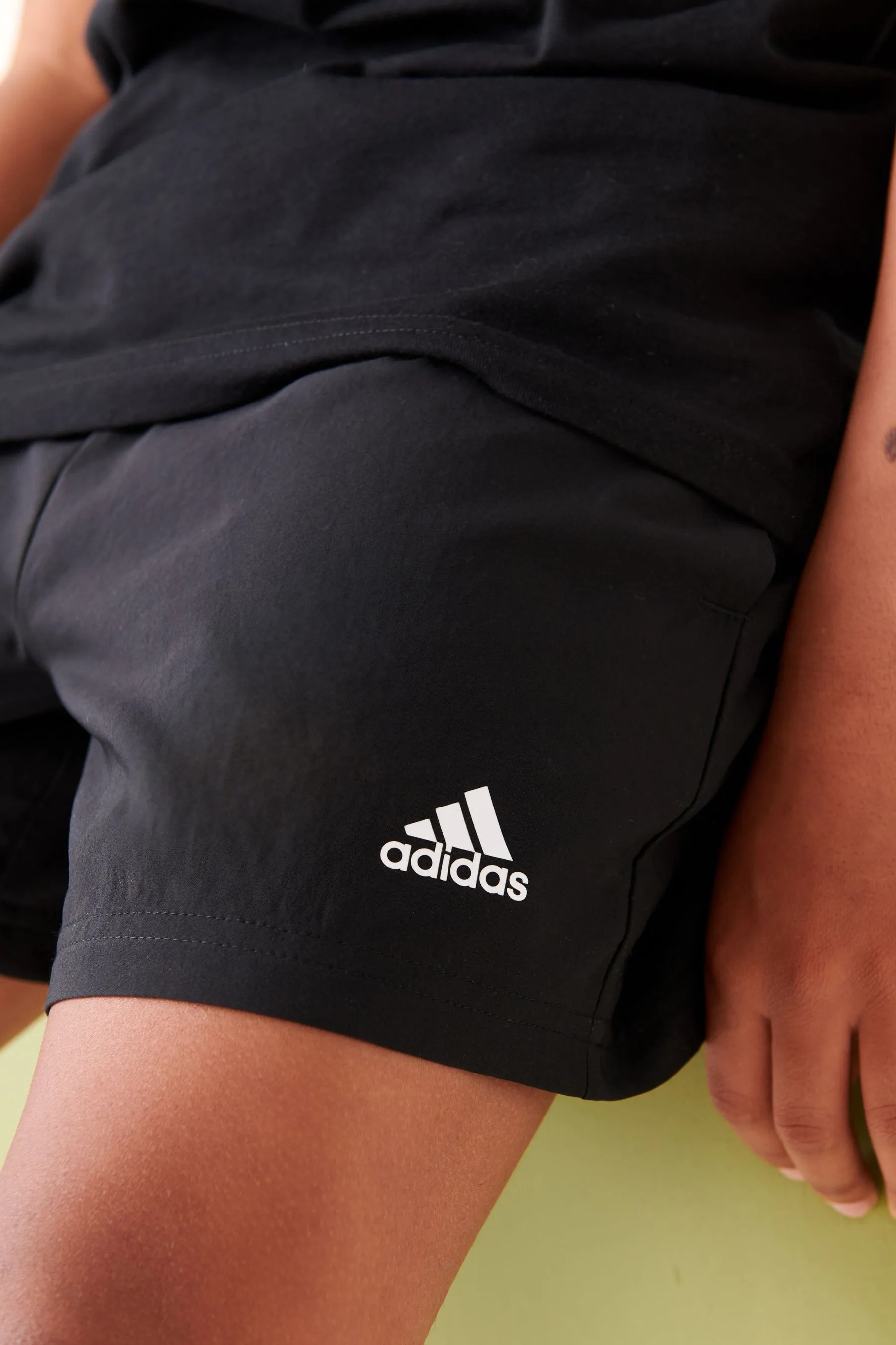 adidas Sportswear Must-have - Shorts da Chelsea piccolo con logo    