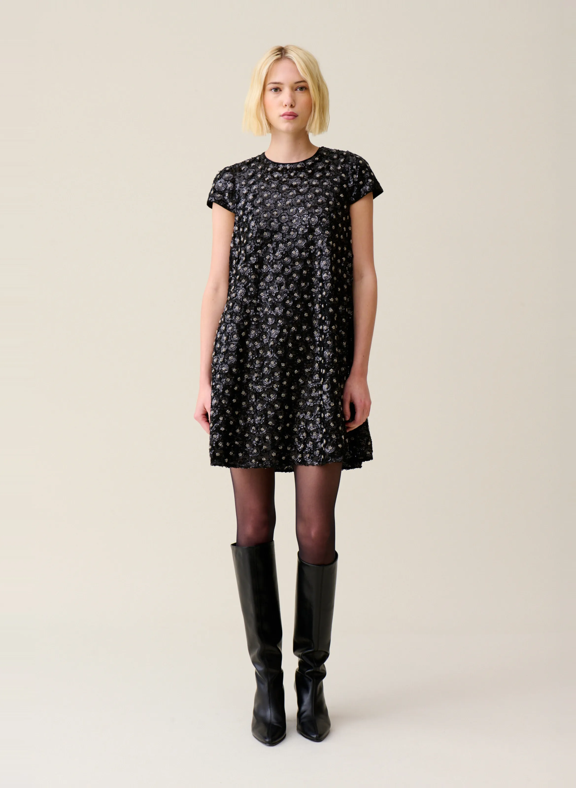  CLAUDIE PIERLOT   Vestito corto con scollo tondo e paillettes | Nero