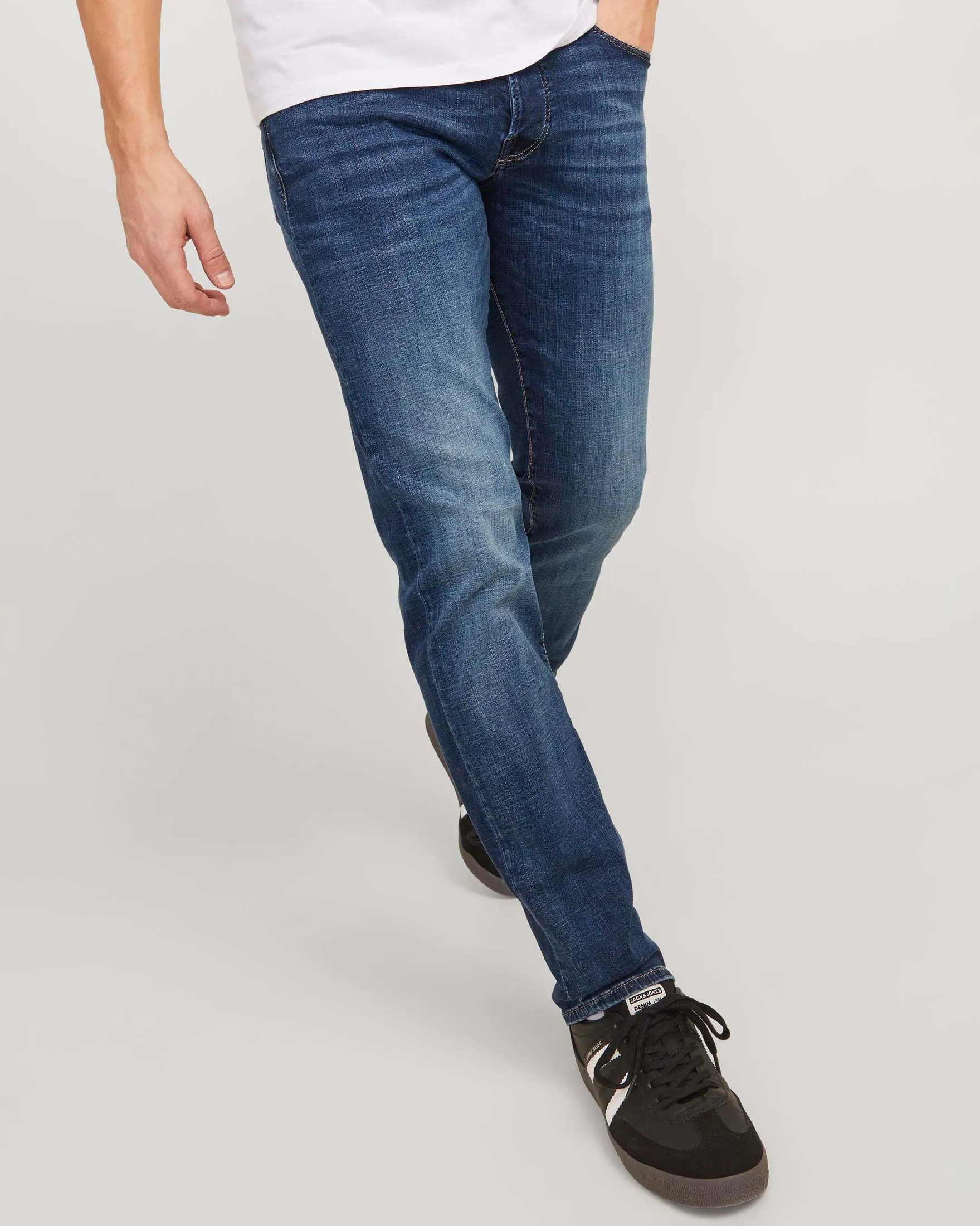 Jeans slim-fit a vita bassa in cotone stretch lavaggio medio stone washed con baffature e sabbiature