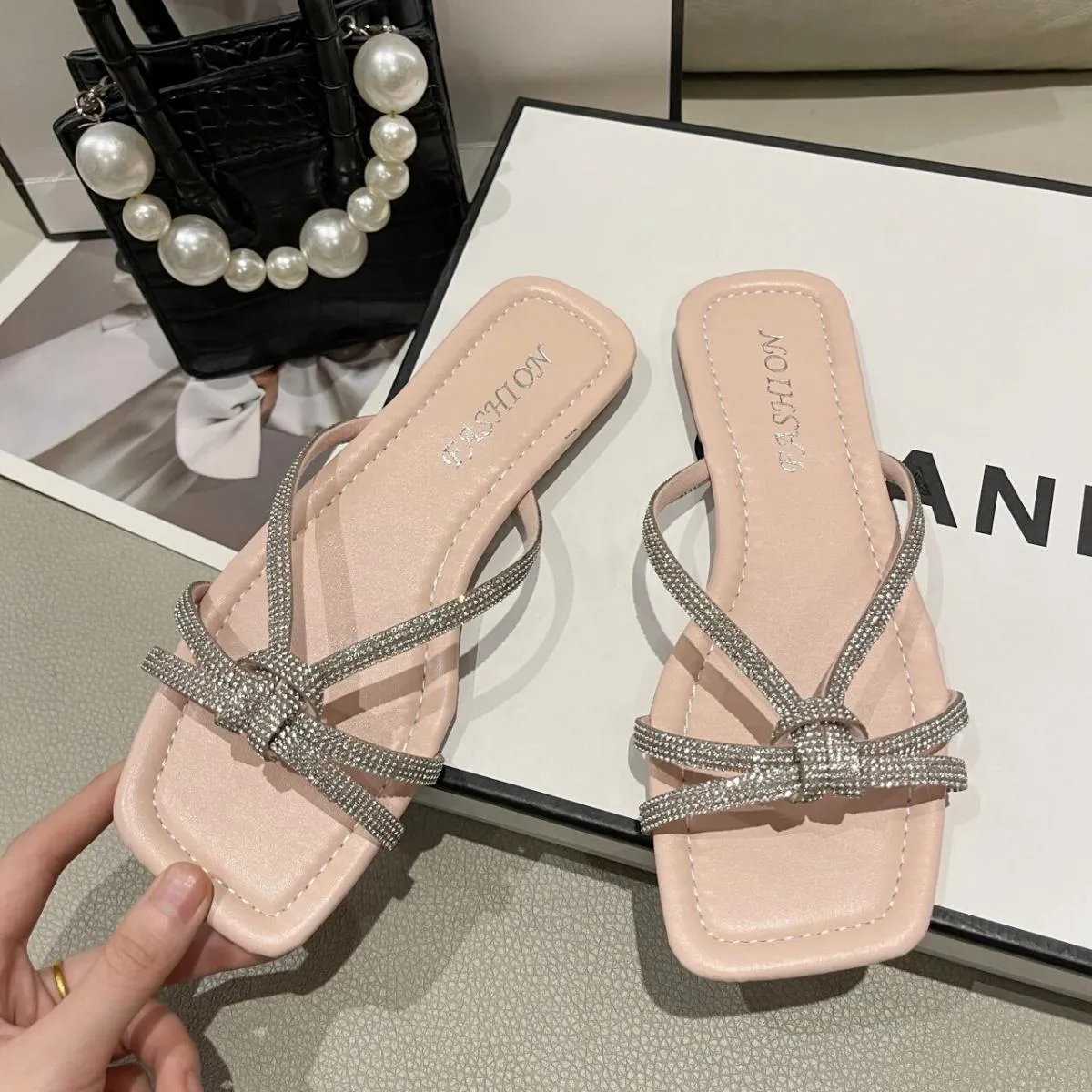 Pantofole piatte da donna 2023 Pantofole di lusso del nuovo designer Infradito estivi femminili con punta aperta per le donne Sc