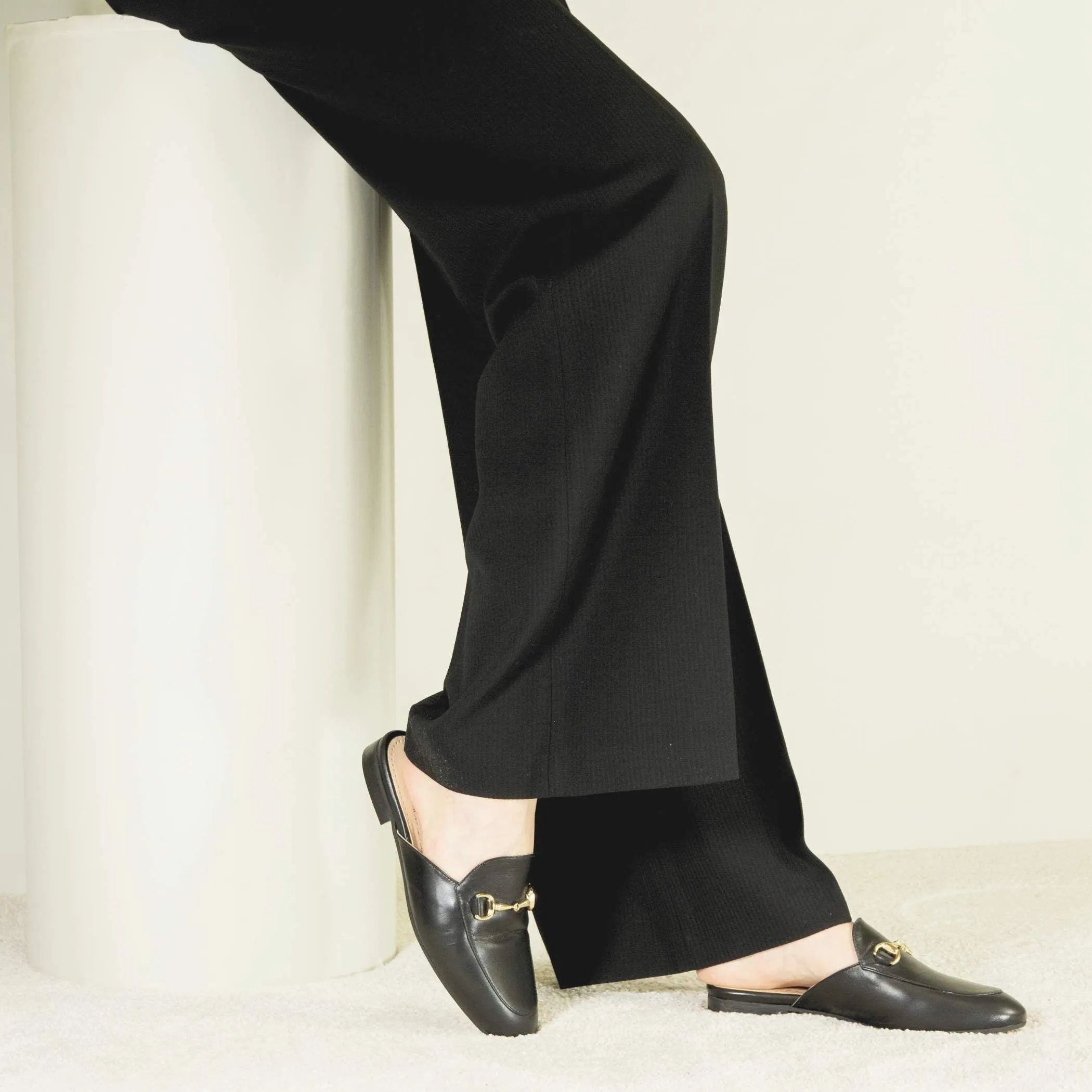 Scarpe mules con morsetto da donna artigianali in pelle color nero.