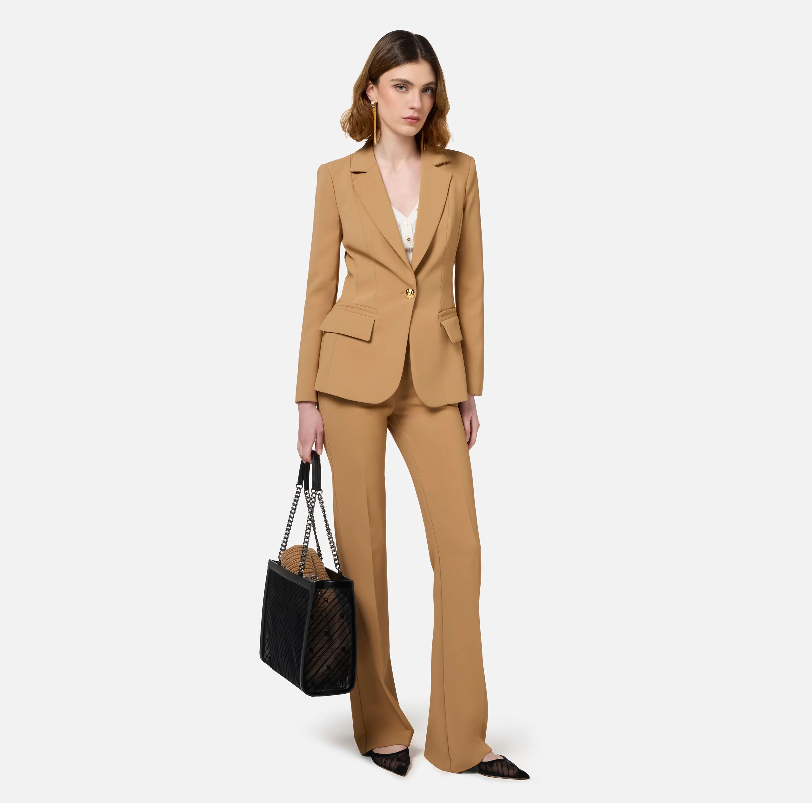 Tailleur in crêpe stretch con giacca sfiancata e pantalone dritto