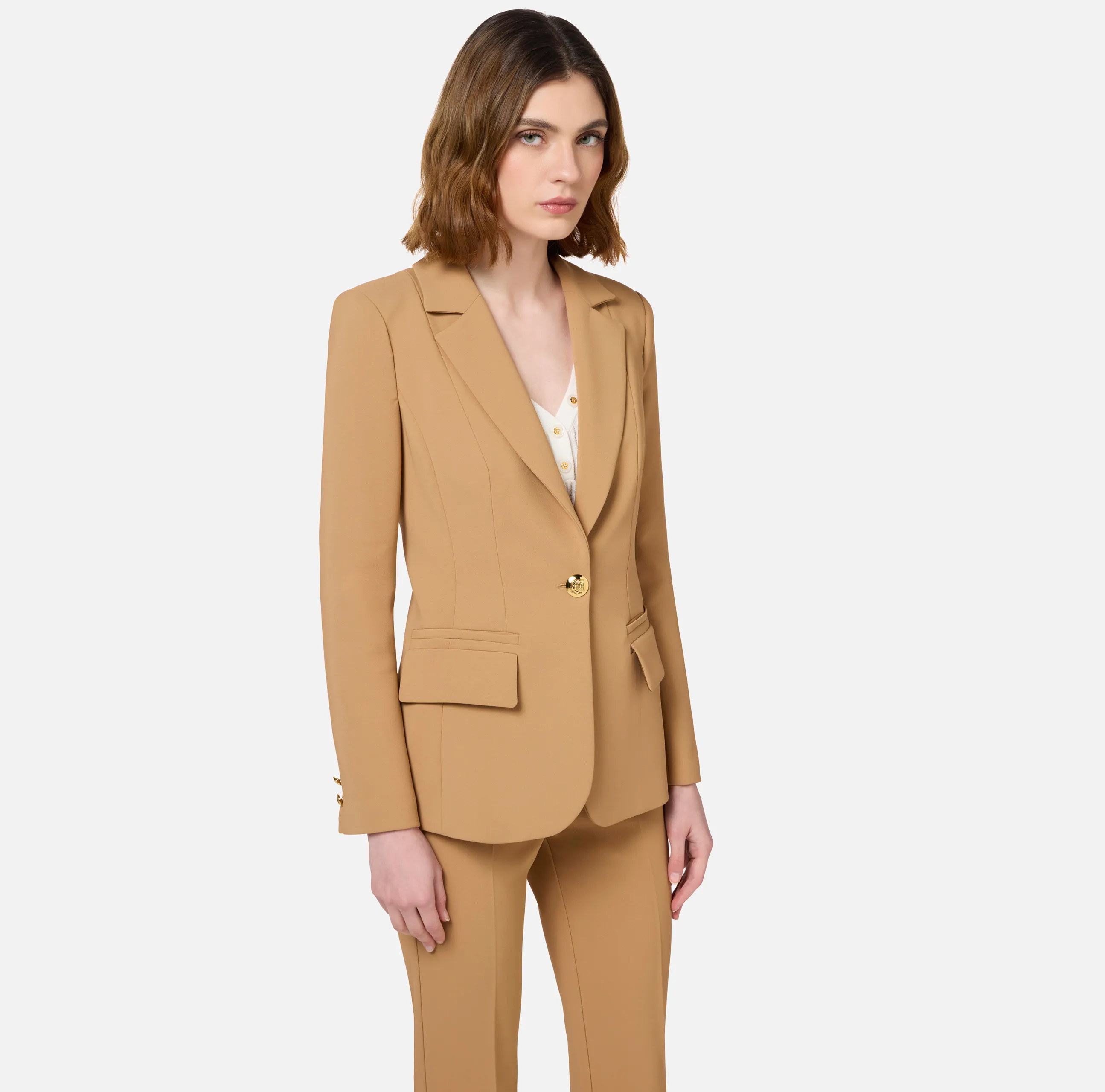 Tailleur in crêpe stretch con giacca sfiancata e pantalone dritto