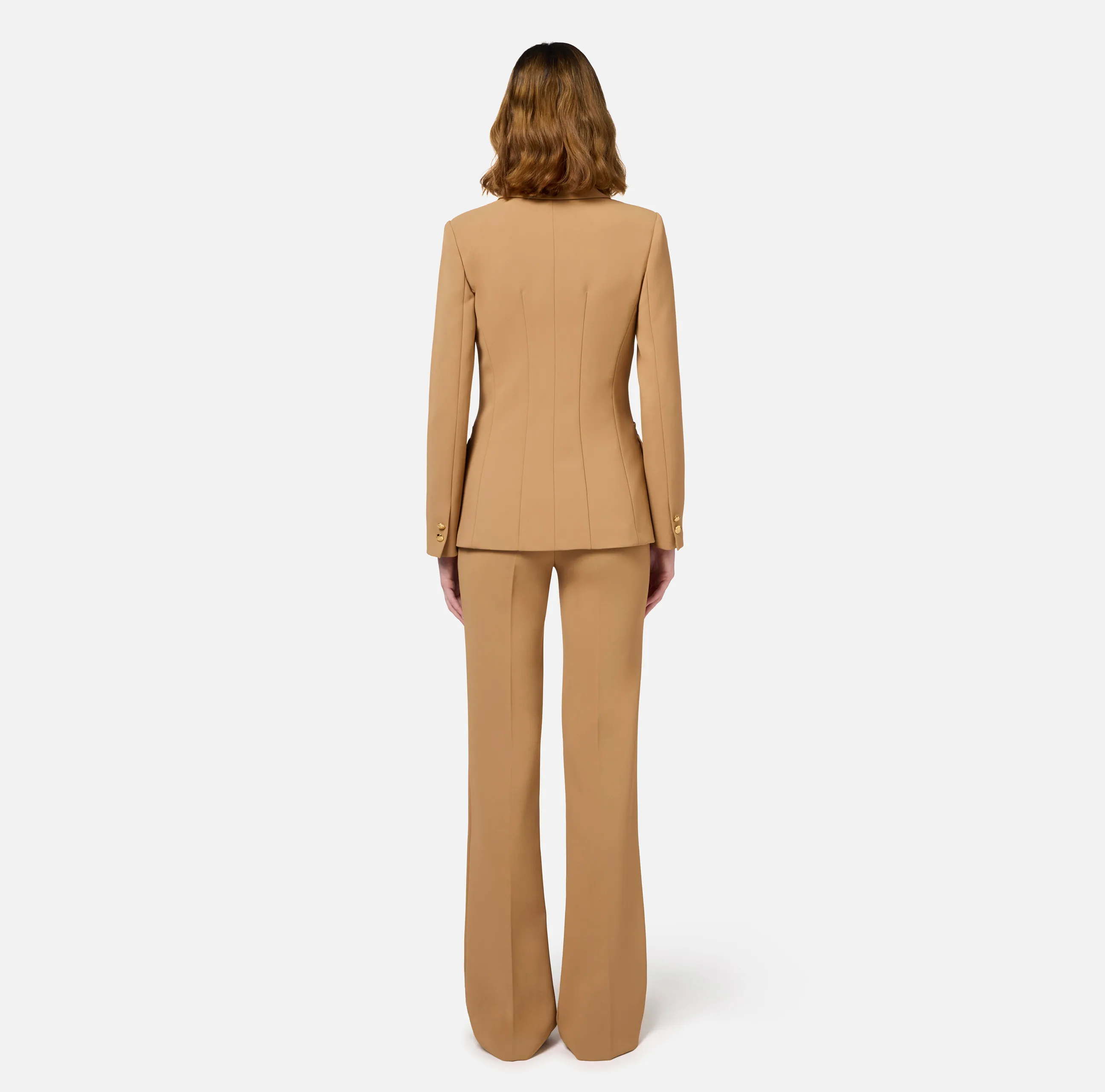 Tailleur in crêpe stretch con giacca sfiancata e pantalone dritto