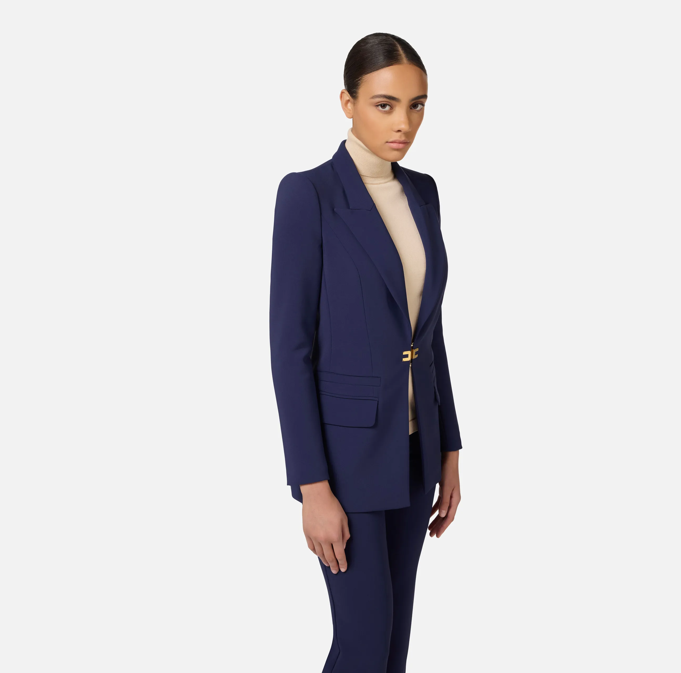 Tailleur in doppio crêpe stretch con giacca dritta e pantalone a palazzo