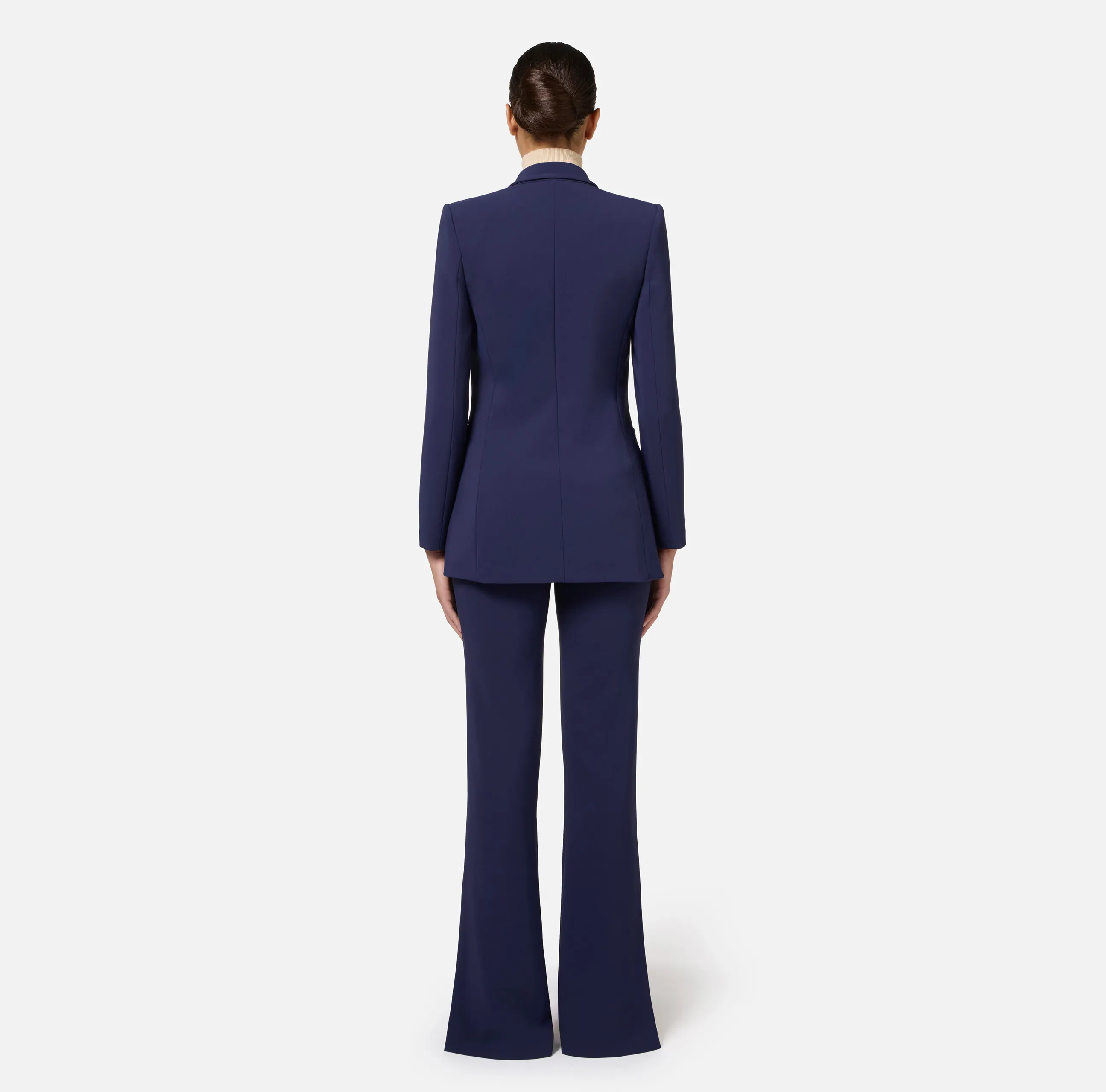 Tailleur in doppio crêpe stretch con giacca dritta e pantalone a palazzo