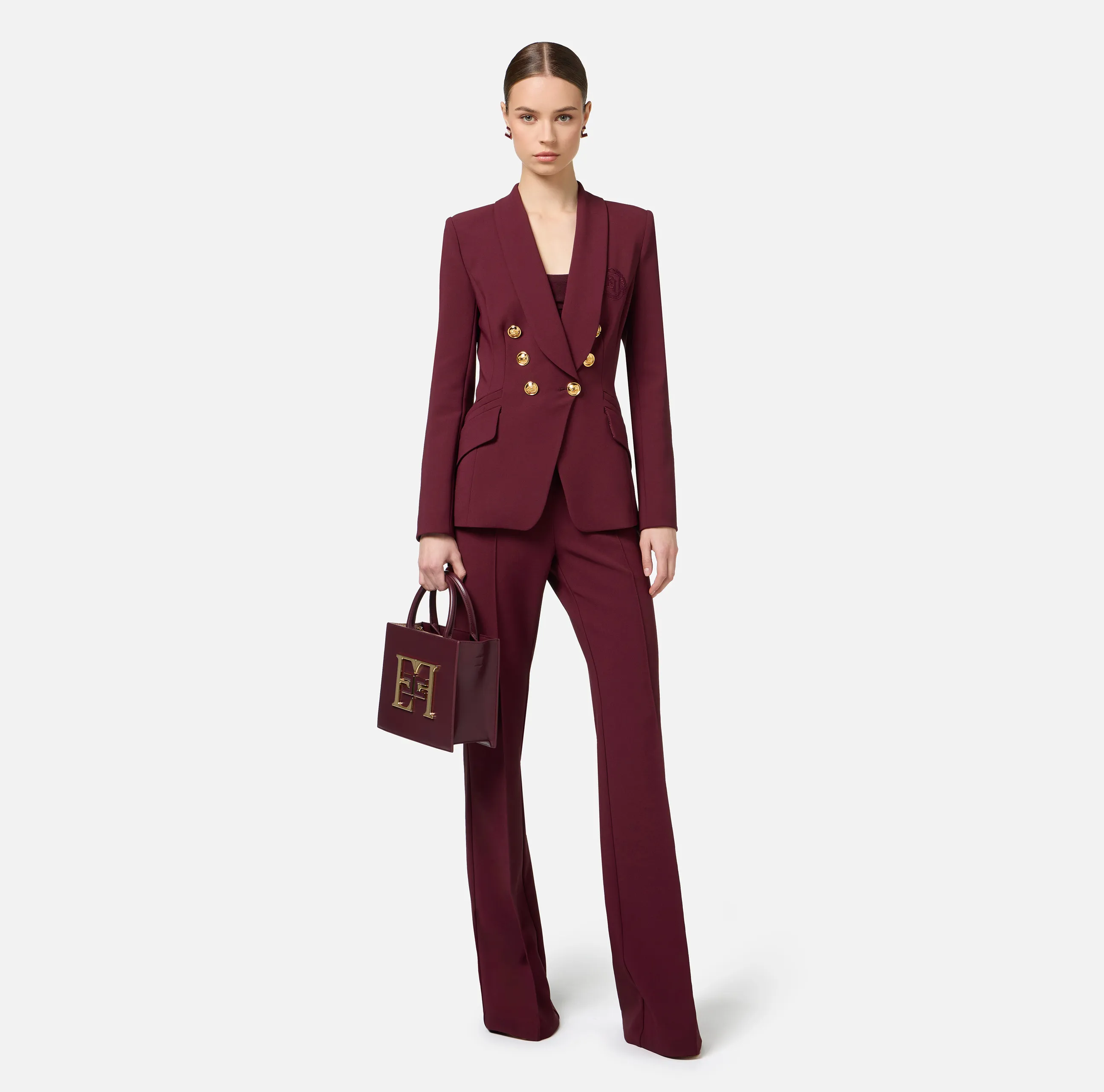 Tailleur in doppio crêpe stretch con giacca sciallata e pantalone a palazzo