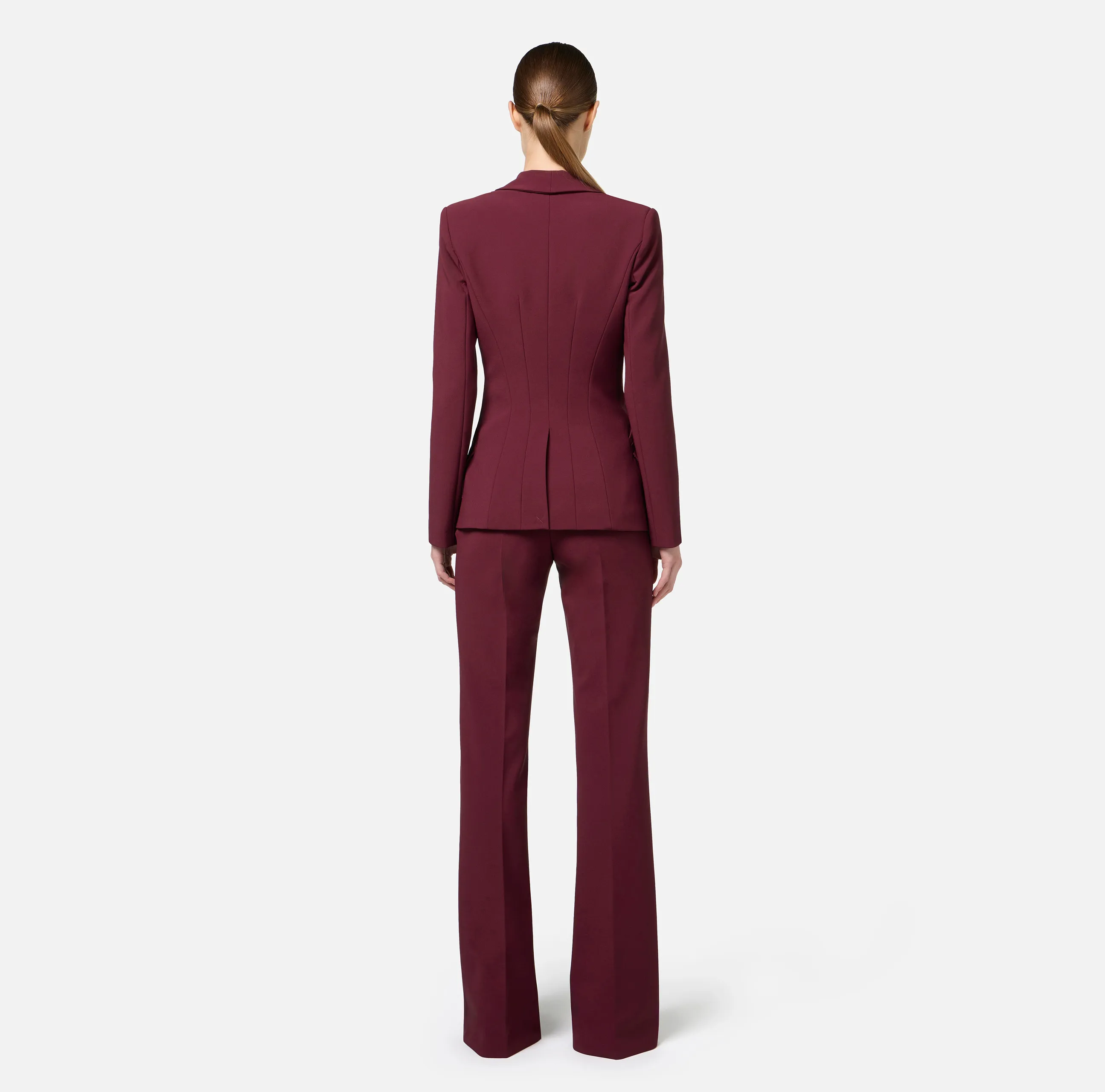 Tailleur in doppio crêpe stretch con giacca sciallata e pantalone a palazzo